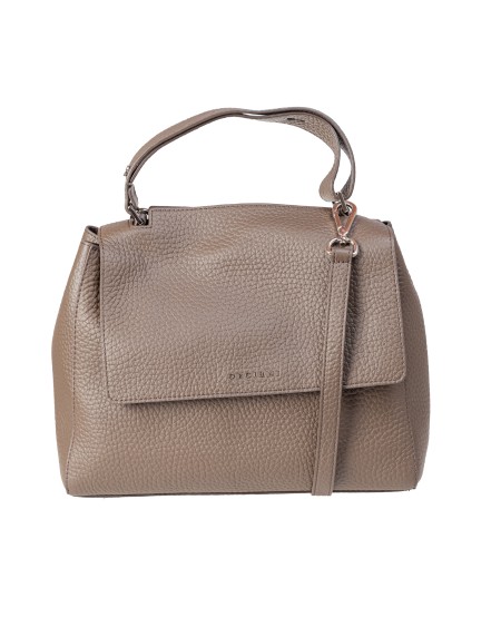 Shop ORCIANI  Borsa: Orciani borsa a spalla media Sveva Soft in pelle martellata con tracolla.
Manico regolabile.
Tracolla regolabile.
Apertura a scomparsa sulla parte alta della patta.
Tasca interna con zip.
Due taschini interni aperti.
Chiusura con bottone magnetico.
Dettagli finitura nichel lucido.
Dimensioni: L 32cm x A 24cm x P 15cm.
Composizione: 100% pelle.
Made in Italy.. BT2006 SOF-LEGNO